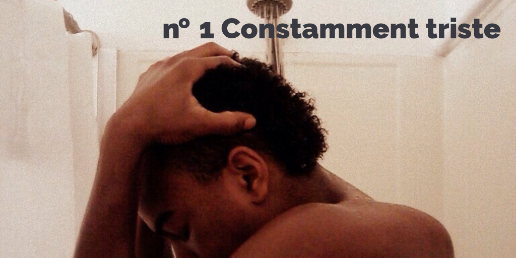 no 1 Constamment triste. Homme sous la douche semblant triste.
