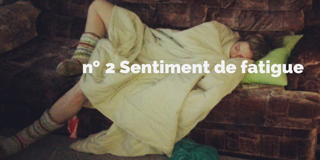 no 2 Sentiment de fatigue. Une femme assoupie sur le canapé.