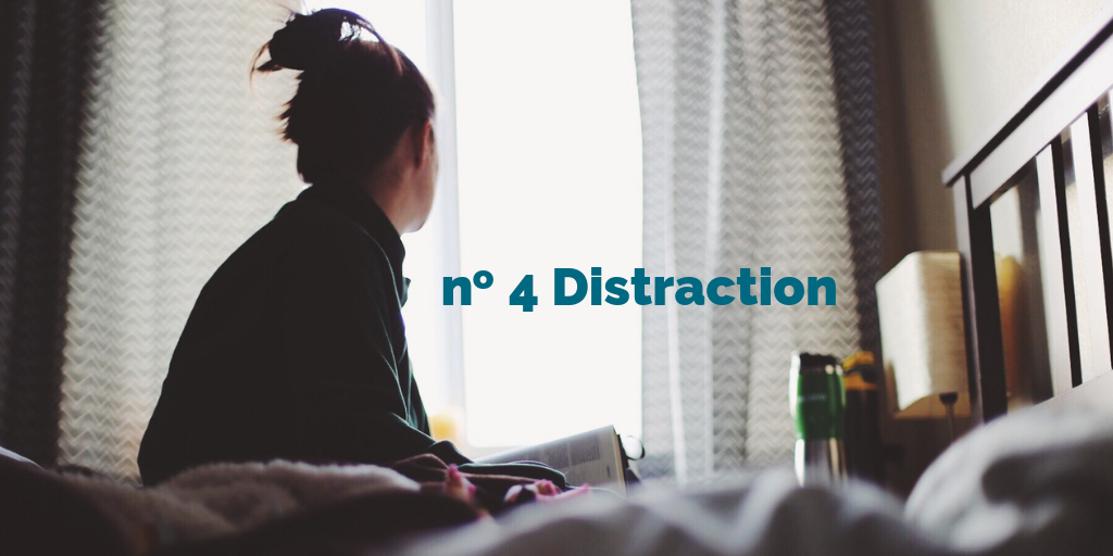 no 4 Distraction. Une personne assise sur un lit, regardant fixement par la fenêtre.