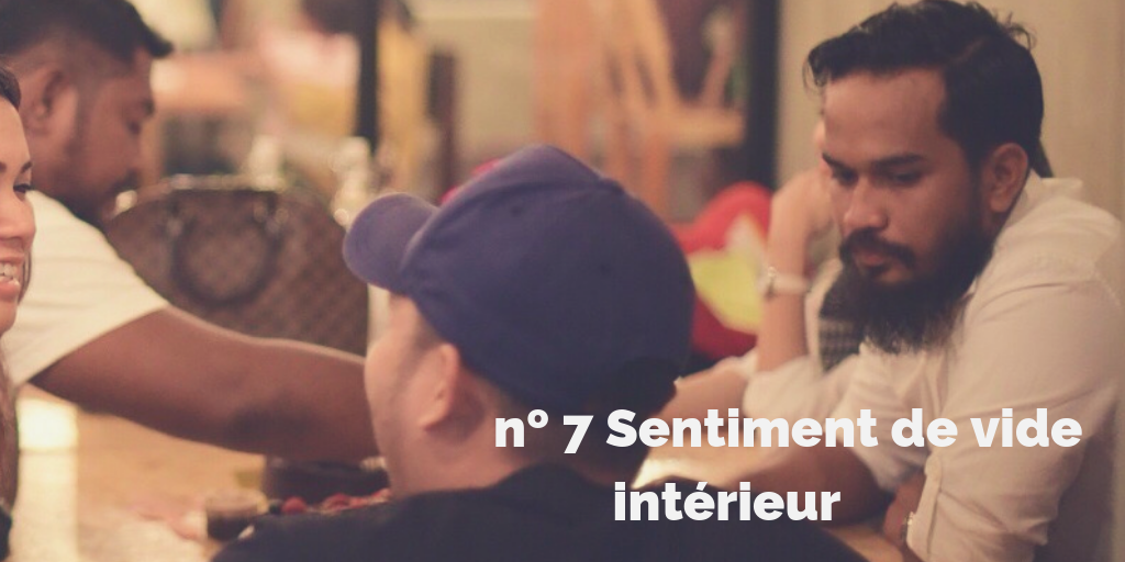 no 7 Sentiment de vide intérieur. Un homme paraissant seul dans un restaurant bondé.