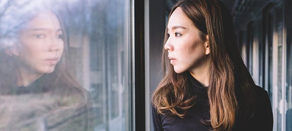 woman-looking-through-window-on-the-train_t20_oEnjY3-2